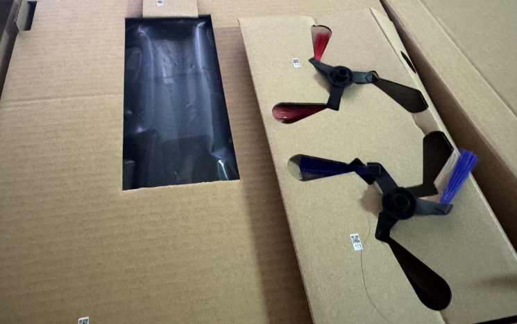 ▲ 사이드 브러시는 직접 장착해야 한다. ⓒ김재홍 기자