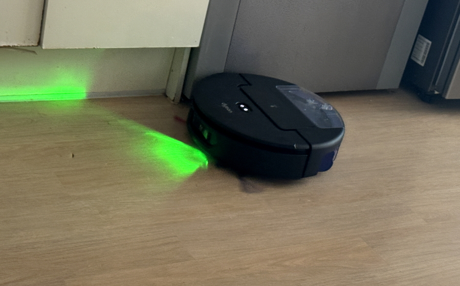 ▲ 구석구석 모서리까지 청소하는 모습. ⓒ김재홍 기자