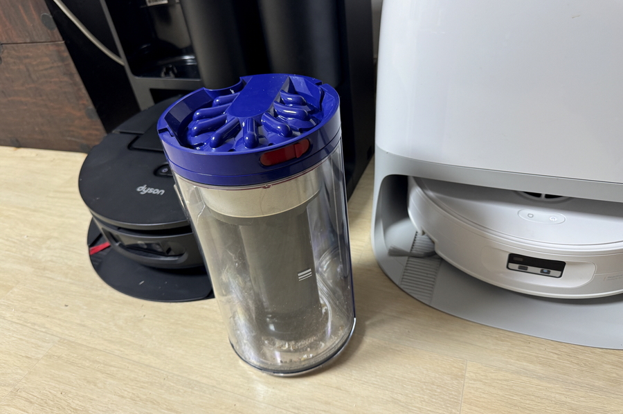 ▲ 외부에 장착된 투명한 먼지통 등은 호불호 요소로 판단된다. ⓒ김재홍 기자