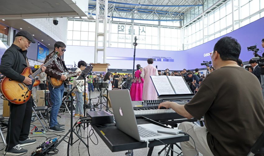 ▲ 최휘영 문화체육관광부 장관이 1일 '문화가 있는 날'의 매주 수요일 확대 시행을 기념해 서울역에서 열린 '수요일은 문화요일, 문화로 놀자!' 공연에서 직접 기타 연주를 하고 있다.ⓒ문체부