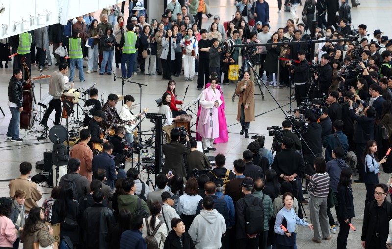 ▲ 1일 '문화가 있는 날'의 매주 수요일 확대 시행을 기념해 서울역에서 '수요일은 문화요일, 문화로 놀자!' 공연이 펼쳐지고 있다. 최휘영 문화체육관광부 장관은 이날 공연에서 직접 기타 연주를 선보였다.ⓒ문체부