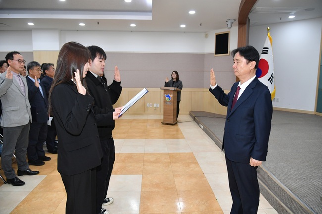 ▲ 화천군이 1일 군청에서 열린 월례조회에서 최문순 군수, 안중기 부군수를 비롯한 전 직원이 참석한 가운데 조직 내 청렴문화 조성과 부패방지를 위해 '2026 반부패 청렴 결의대회'를 개최했다. 결의대회에서는 신규 공무원 대표가 청렴실천 의지가 담긴 결의문을 낭독 후 최문순 군수에게 전달했다. ⓒ화천군