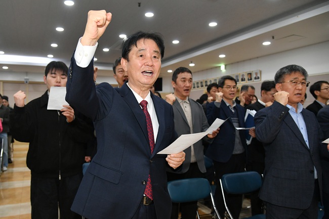 ▲ 화천군이 1일 군청에서 열린 월례조회에서 최문순 군수, 안중기 부군수를 비롯한 전 직원이 참석한 가운데 조직 내 청렴문화 조성과 부패방지를 위해 '2026 반부패 청렴 결의대회'를 개최했다. 결의대회에서는 신규 공무원 대표가 청렴실천 의지가 담긴 결의문을 낭독 후 최문순 군수에게 전달했다. ⓒ화천군