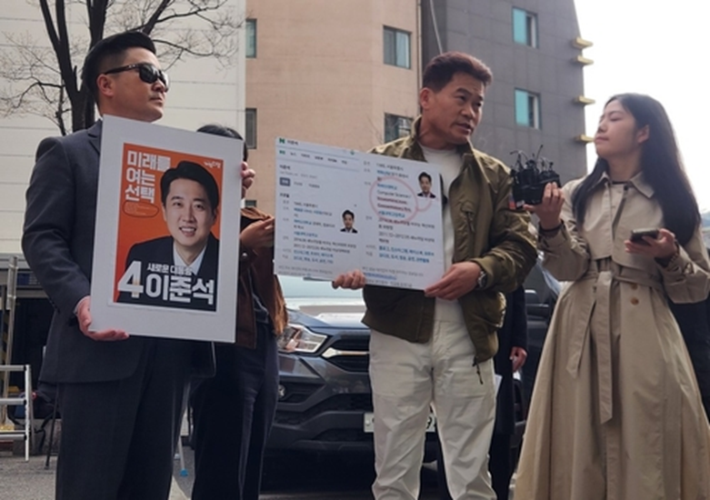 ▲ 1일 오전 경찰에 출석한 전한길 전 한국사 강사. ⓒ연합뉴스