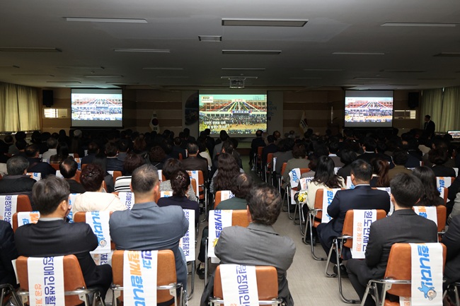 ▲ 동해시가 이날 동해시 46년을 8분에 압축한 개청 스토리 영상을 상영했다. ⓒ동해시