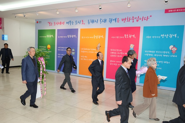 ▲ 동해시청 로비에 조성된 스토리형 홍보 전시존. ⓒ동해시