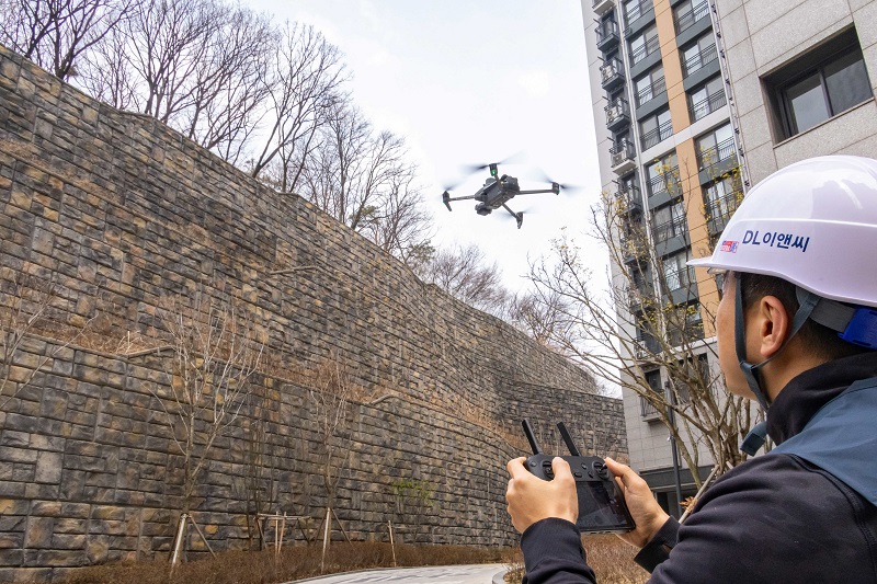 ▲ DL이앤씨 직원이 수도권의 한 아파트 입주 현장에서 육안 점검이 어려운 옹벽, 비탈면 등을 드론을 활용해 점검하고 있다.ⓒDL이앤씨