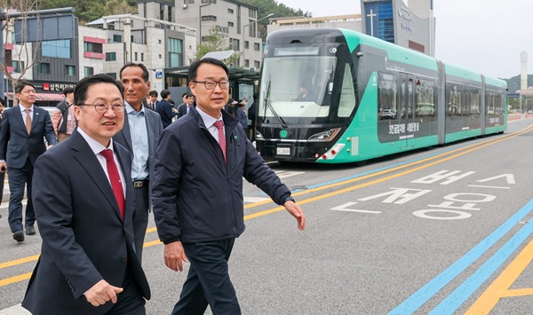 ▲ 1일 도안동 호수공원 일원에서 이장우 시장과 실·국장이 참석한 가운데 차량 안전성과 도로 적합성 점검을 실시했다.ⓒ대전시