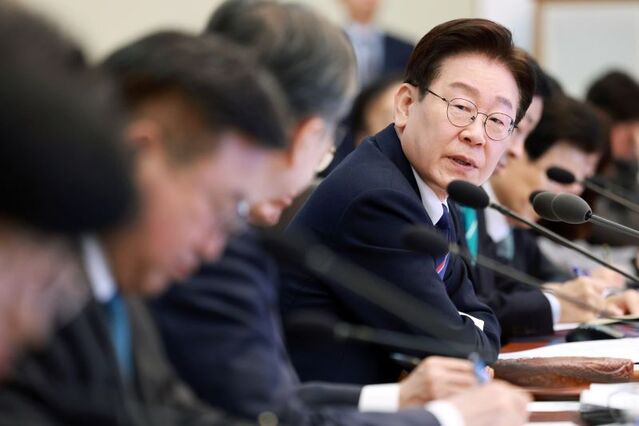 ▲ 이재명 대통령이 지난달 31일 청와대에서 열린 국무회의에서 조현 외교부 장관에게 중동전쟁 대응 현황 관련 질문을 하는 모습. ⓒ뉴시스