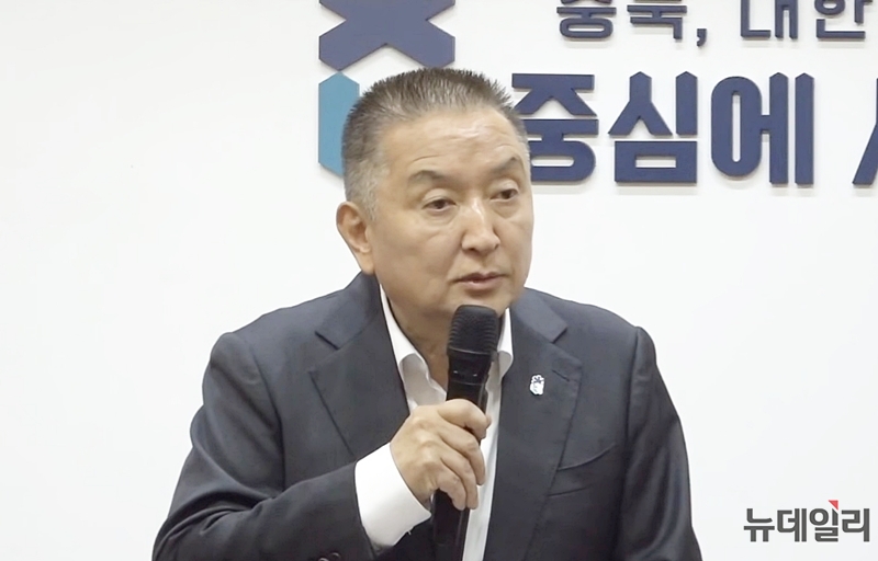 ▲ 김영환 충북지사가 1일 도청 브리핑룸에서 기자회견을 열고 법원의 컷오프 효력 정지 가처분 인용 결정에 대한 입장을 밝히고 있다. ⓒ표윤지 기자