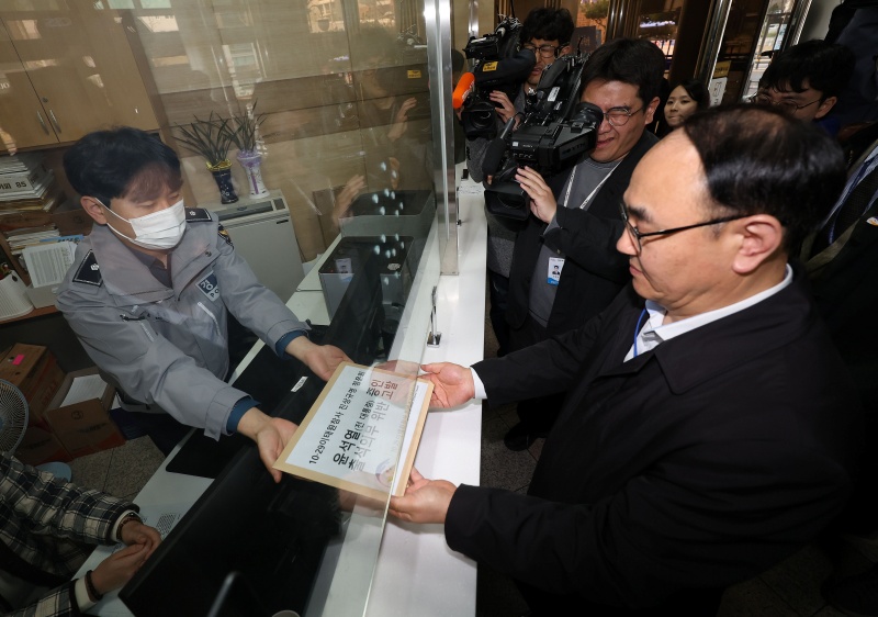 ▲ 10·29 이태원참사 진상규명과 재발방지를 위한 특별조사위원회 이용헌 조사1과장을 비롯한 관계자들이 1일 경찰청 민원실에서 특조위 청문회에 불출석한 윤석열 전 대통령과 증인 선서를 거부한 김광호 전 서울경찰청장에 대한 고발장을 제출하고 있다. ⓒ연합뉴스