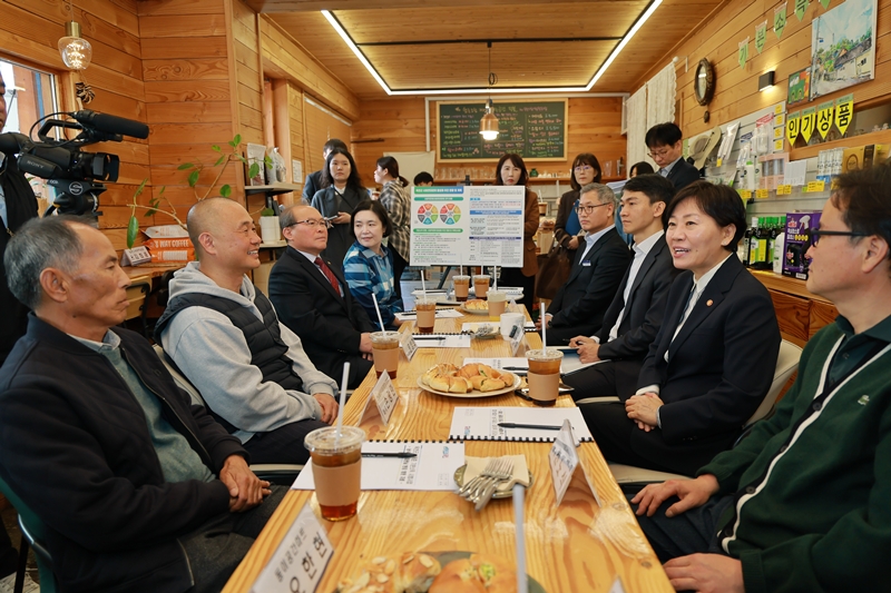 ▲ 송미령 농림축산식품부 장관(오른쪽 아래에서 두 번째)이 1일 충북 옥천군을 찾아 농어촌 기본소득 시범사업에 대한 주민 의견을 청취하고 있다. ⓒ옥천군