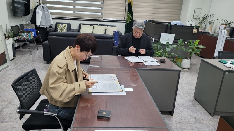 ▲ 1일 체결된 건국대 글로컬캠퍼스 디자인대학와 충북장애인부모연대 충주시지회 공동창작 업무협약. ⓒ건국대 글로컬캠퍼스