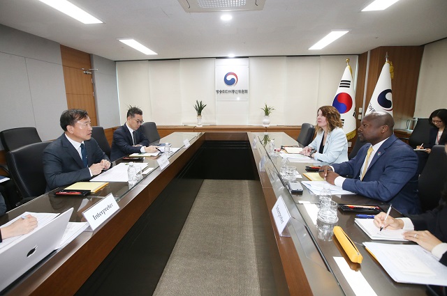 ▲ 김종철 방송미디어통신위원회 위원장(왼쪽에서 첫번째)이 1일 정부과천청사에서 윌슨 화이트(Wilson White) 구글 글로벌 공공정책 총괄 부사장(오른쪽에서 첫번째), 카라 베일리(Kara Bailey) 안드로이드 생태계 전략 담당 부사장(오른쪽에서 두번째)과 면담을 갖고 있다.ⓒ방송미디어통신위원회