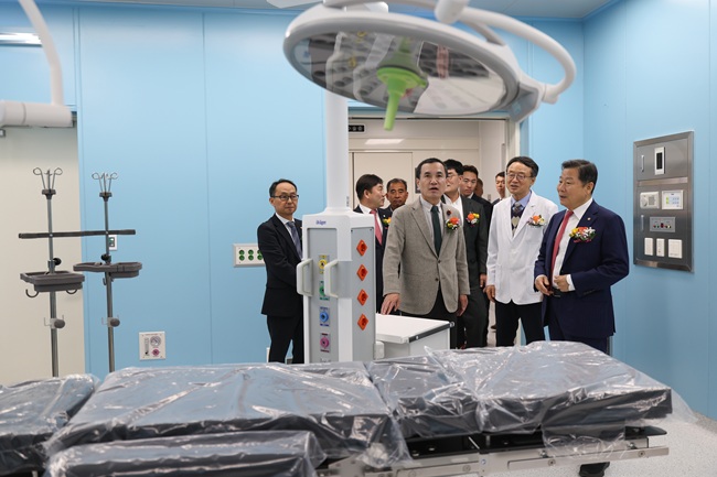 ▲ 준공식 행사 이후 김 지사는 내빈 및 지역 주민과 함게 의료원 시설을 둘러보고, 오는 7일 정상 진료 개시에 차질이 없도록 진료 및 입원시설을 점검했다. ⓒ강원특별자치도