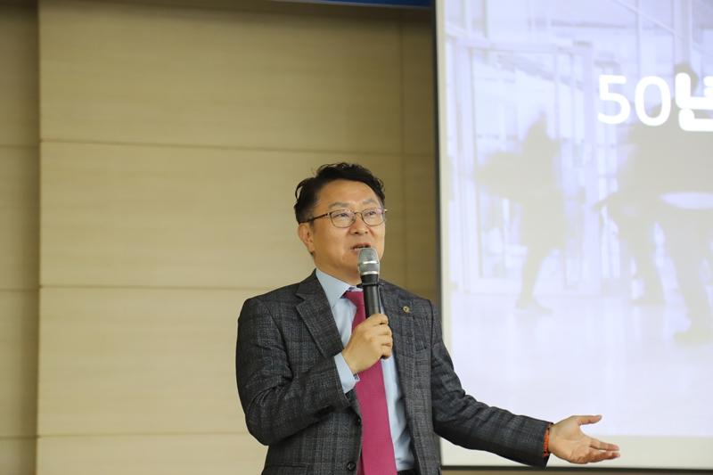 ▲ 김태형 충북교육청 부교육감이 1일 청주대학교에서 '50년 후, 나의 청춘에게 박수를'이란 주제로 강연을 하고 있다. ⓒ청주대