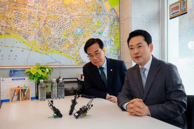 ▲ 국민의힘 장동혁 대표와 송언석 원내대표 등이 1일 오전 서울 마포구 마포자이더센트리지 아파트 단지 상가의 한 부동산을 찾아 부동산 시장 점검을 하고 있다. ⓒ뉴시스