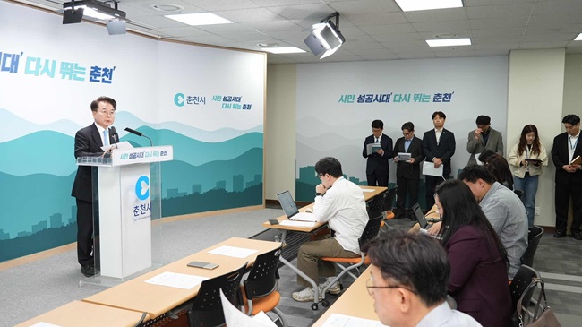 ▲ 육동한 춘천시장이 1일 시청 브리핑룸에서 '춘천시 재생에너지 기반 에너지 자치도시 실현 방안'에 대해 발표했다. ⓒ춘천시