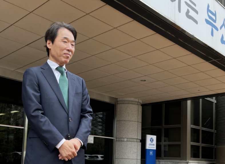 ▲ 최윤홍 전 부산시 부교육감이 3월 31일 부산지법 앞에서 1심 선고에 대한 입장을 밝히고 있다. ⓒ연합뉴스