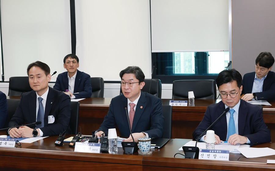 ▲ 이억원 금융위원장이 1일 오전 서울 종로구 정부서울청사에서 재정경제부, 국토교통부, 행정안전부, 국세청, 한국은행, 금융감독원 등 관계기관과 업권별 협회, 5대 시중은행 등이 참석한 가운데 관계부처 합동으로 개최한 가계부채 점검회의를 개최했다. ⓒ 금융위원회