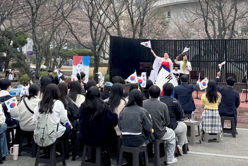 ▲ 백석대 베데스다공원에서 열린 ‘유관순의 질문, 나의 선택’토크 콘서트 모습.ⓒ백석대