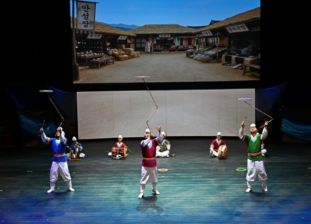 ▲ 안성시립 남사당바우덕이 풍물단 상설공연 장면(자료사진))ⓒ안성시 제공