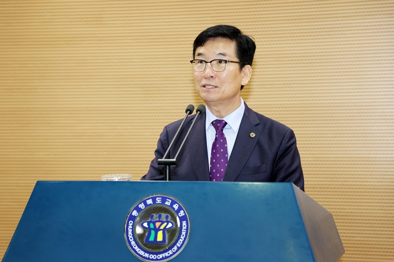 ▲ 윤건영 충북교육감이 1일 도교육청 사랑관 세미나실에서 열린 이달의 월례조회에서 '정본청원'을 제시하며 공직자의 태도를 강조하고 있다. ⓒ충북교육청