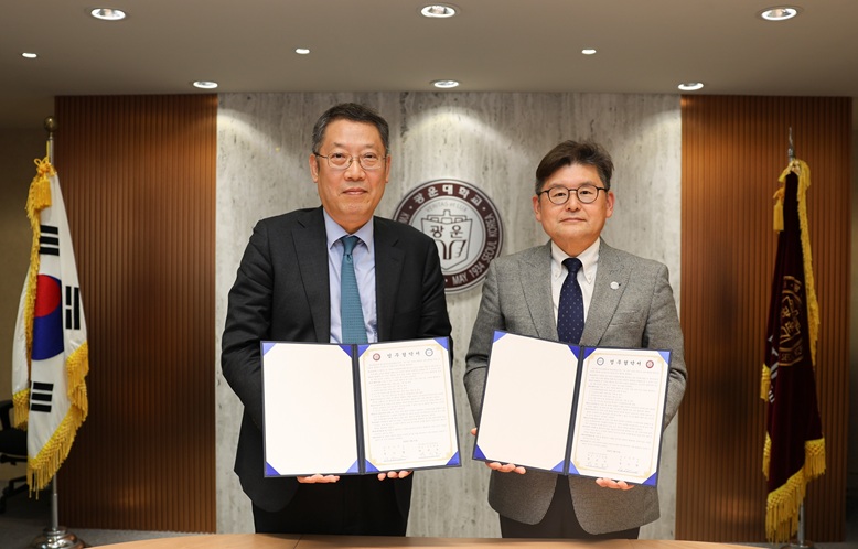 ▲ 윤도영 광운대 총장(왼쪽)과 박진호 켄텍 총장직무대행이 MOU 체결 후 기념사진을 촬영하고 있다.ⓒ광운대