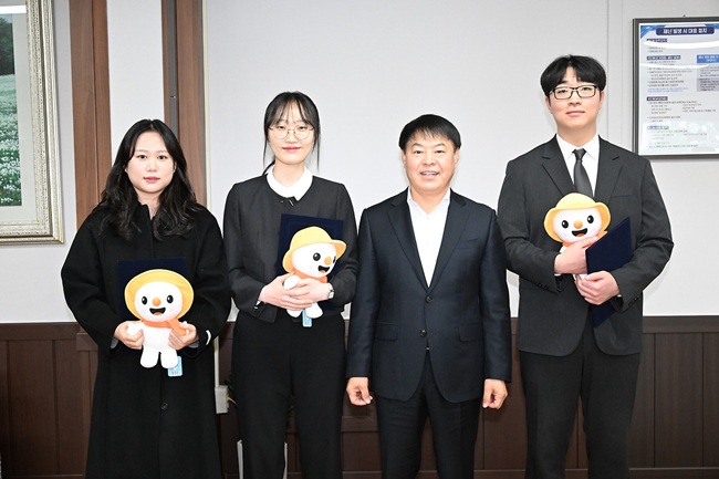 ▲ 평창관광문화재단이 1일 임성원 평창군청 부군수 집무실에서 재단 직원 공개채용에 최종 합격한 신규직원 3명에 대한 임용장을 수여했다. 이번 임용된 직원들은 각 부서에 배치돼 평창군의 관광 및 문화사업 활성화를 위한 다양한 업무를 수행한다. ⓒ평창군