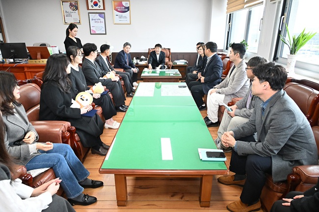 ▲ 평창관광문화재단이 1일 임성원 평창군청 부군수 집무실에서 재단 직원 공개채용에 최종 합격한 신규직원 3명에 대한 임용장을 수여했다. 이번 임용된 직원들은 각 부서에 배치돼 평창군의 관광 및 문화사업 활성화를 위한 다양한 업무를 수행한다. ⓒ평창군