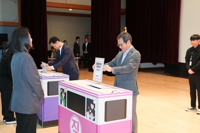 ▲ 강릉시(시장 김홍규)가 부정부패 예방과 청렴문화 확산을 위해 1일 시청 2층 대강당에서 '반부패 청렴다짐 행사'를 실시했다. 이번 행사는 시민 중심의 '청렴 제일 강릉'을 구현하고, 공직사회의 청렴 의지를 확고히 다지기 위해 마련됐다. 
ⓒ강릉시