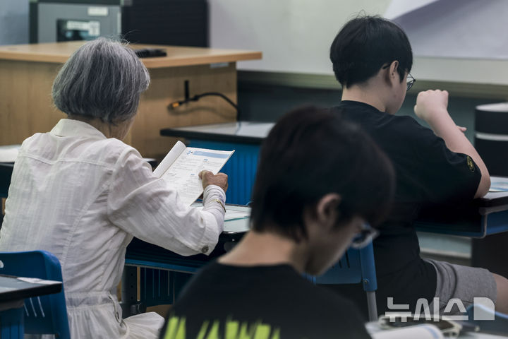 ▲ 2025년도 제2회 초졸 검정고시에 응시한 수험생들이 고사장에서 대기하고 있다.ⓒ뉴시스