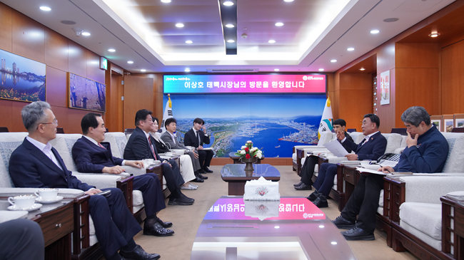 ▲ 태백시와 울산광역시가 지난달 30일 울산에서 에너지 상생도시 연계방안 모색을 위한 업무협의를 갖고, 미래에너지 도시 전환과 상호협력 방안을 논의했다. ⓒ태백시