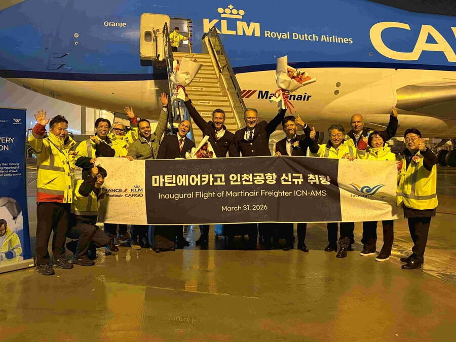 ▲ 지난달 31일 오전 인천공항 화물터미널에서 열린 ‘인천공항 마틴에어카고 신규 취항' 기념 행사에서 관계자들이 꽃다발을 흔들며 축하하고 있다. ⓒ인천공항공사 제공