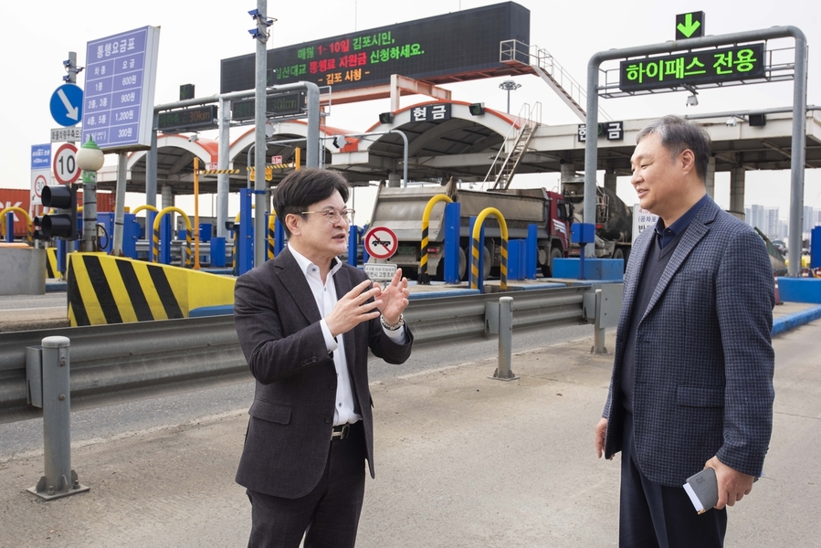 ▲ 김병수(왼쪽) 김포시장이 1일 일산대교에서 현장 점검을 하고 있다.ⓒ김포시 제공