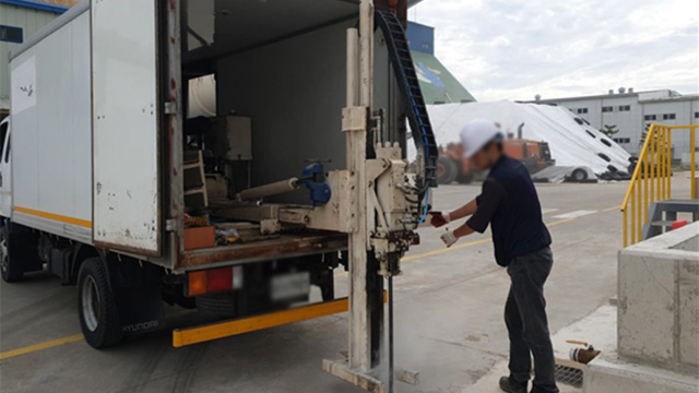 ▲ 인천시 담당 직원이 토양오염 조사 시료채취를 하고 있다. ⓒ인천시 제공