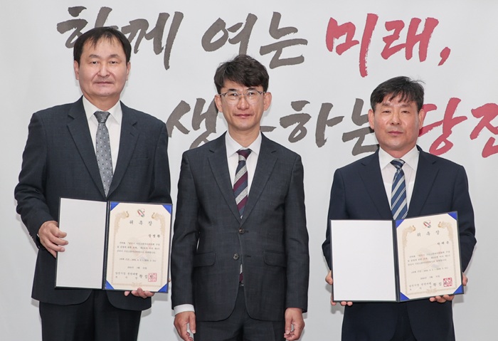 ▲ 제3기 시민고충처리위원회 위촉식에서 장명환 위원(왼쪽), 황침현 당진시장 권한대행(가운데), 하태은 위원이 기념촬영을 하고 있다.ⓒ당진시