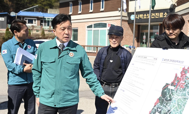 ▲ 최재구 예산군수가 해빙기를 맞아 관내 주요 사업장 현장을 점검하며 공사 진행 상황과 안전관리 실태를 확인하고 있다.ⓒ예산군