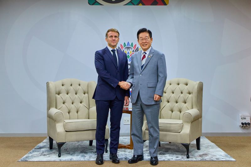 ▲ 이재명 대통령과 에마뉘엘 마크롱 프랑스 대통령이 지난해 11월 22일(현지 시각) 남아프리카공화국 요하네스버그 엑스포 센터 양자회담장에서 한-프랑스 정상회담 기념 촬영을 하는 모습. ⓒ뉴시스