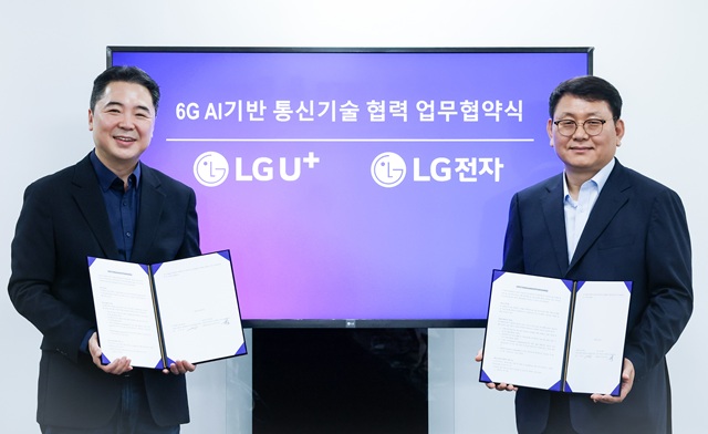 ▲ 1일 서울 강서구 LG사이언스파크에서 진행한 협약식에서 이상엽 LG유플러스 CTO(왼쪽)와 제영호 LG전자 C&M표준연구소장이 기념촬영을 하고 있는 모습.ⓒLG유플러스