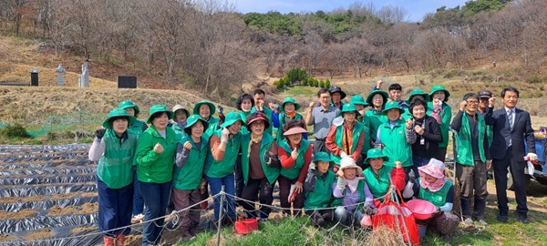▲ 은산면 새마을협의회·부녀회가 ‘사랑의 감자 심기’ 행사를 통해 나눔 실천에 나섰다. ⓒ부여군