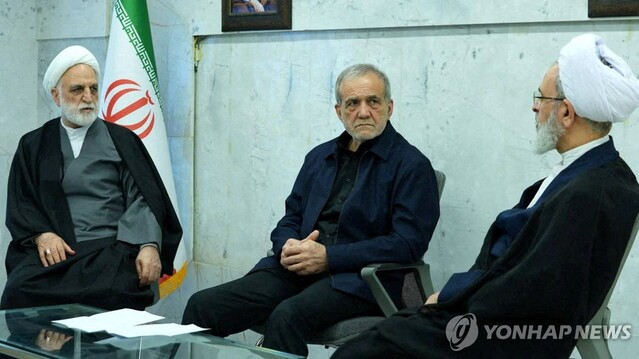 ▲ 마수드 페제시키안 이란 대통령(사진 가운데). 출처=로이터ⓒ연합뉴스