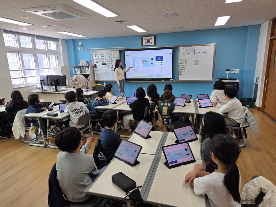 ▲ 경북교육청은 인공지능 기반 맞춤형 교수·학습 플랫폼 ‘경북AI배움터(경북 인공지능 맞춤형 교수학습 플랫폼-AIEP)’를 개통했다.(경북AI배움터 수업 장면).ⓒ경북교육청