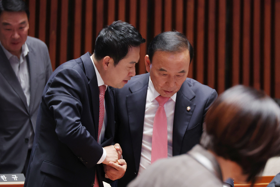 ▲ 국민의힘이 지난 1일 박덕흠 의원을 당 공천관리위원장에 임명한 것으로 알려졌다. 사진은 지난달 31일 서울 여의도 국회에서 열린 의원총회에서 대화하는 장 대표와 박 의원의 모습. ⓒ뉴시스