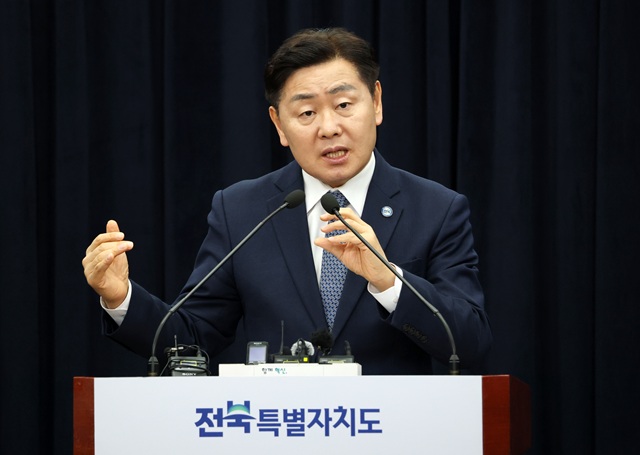 ▲ 김관영 전북특별자치도지사가 지난달 25일 전북 전주시 전북특별자치도청 기자회견장에서 조선산업과 관련한 기자회견을 열고 질의에 답변하는 모습. ⓒ뉴시스