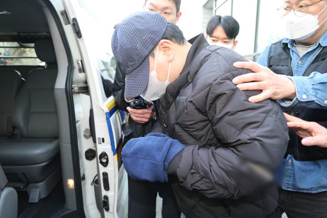 ▲ 돈을 받고 남의 집 현관문에 오물을 뿌리거나 벽에 래커로 욕설이 담긴 낙서를 하는 등 각지에서 여러 차례 '보복 대행' 범죄를 저지른 일당이 2일 서울 양천경찰서에서 검찰로 송치되고 있다. ⓒ연합뉴스