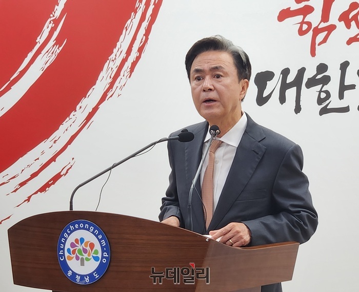 ▲ 김태흠 충남도지사가 2일 오전 도청 프레스센터에서 기자회견을 열고 중동 지역 분쟁 장기화로 인한 경제 불확실성 확대에 대응해 총 835억 원 규모의 민생경제 지원 패키지를 가동한다고 밝히고 있다.ⓒ이길표 기자