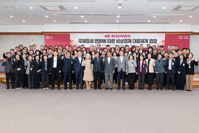 ▲ 김홍규 강릉시장이 2일 시청 2층 대회의실에서 김상영 부시장을 비롯한 간부공무원 90명이 참여한 가운데 확대 간부회의를 개최했다. ⓒ강릉시