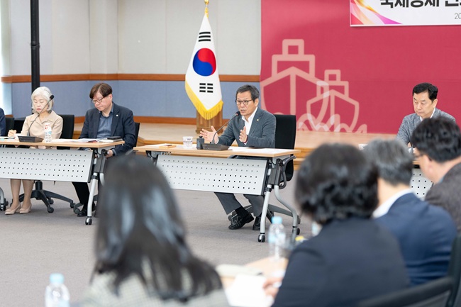 ▲ 김홍규 강릉시장이 2일 시청 2층 대회의실에서 김상영 부시장을 비롯한 간부공무원 90명이 참여한 가운데 확대 간부회의를 개최했다. ⓒ강릉시