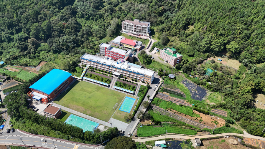 ▲ 여수시는 농어촌 및 섬 지역 고등학생의 교육환경 개선과 교육격차 해소를 위해 ‘도농복합 기숙형 고교 지원사업’과 ‘섬 지역 고등학생 복지 증진 사업’에 총 7500만 원을 지원ⓒ여수화양고 전경